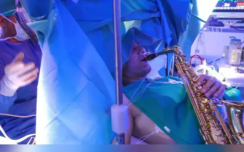 Un muzician a cântat la saxofon timp de 9 ore, în timp ce era operat pe creier. S-a întâmplat în Italia: "Am făcut-o și pe asta!"
