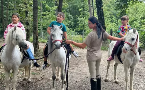 Cum își educă Elena Băsescu cei trei copii. Îi duce la echitație, caiac și schi