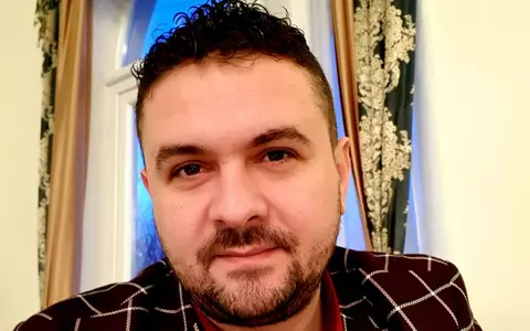 Drama cântărețului Iulian Popovici. Își caută frații gemeni, iar la 35 de ani și-a revăzut sora pierdută: "Nu a fost o viață ușoară"