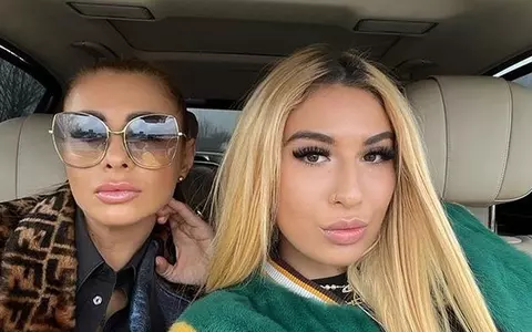 Cum s-au îmbrăcat Anamaria Prodan și fiica ei, Sarah, la parastasul Ionelei Prodan. Impresara a plâns în hohote: "Să nu o uitați niciodată"