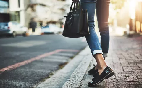 3 culori la modă pentru genți care vor merge cu orice în acest sezon