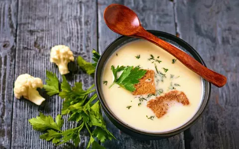 Rețetă supă de conopidă cu legume și pătrunjel. Preparat de post