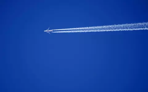 Ce sunt urmele lăsate de avioane pe cer 