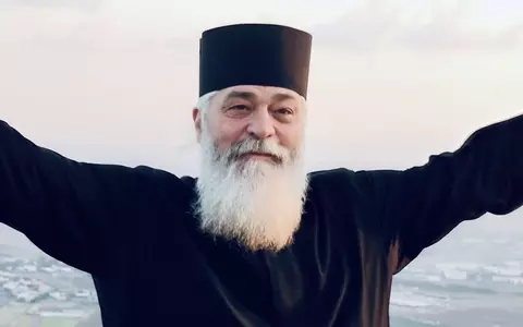 Părintele Calistrat a fost filmat în timp ce lovește o femeie, la mănăstire. Poliția anchetează cazul 