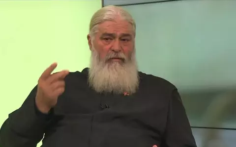"Vii tu o măciucă nemăritată să faci teatru..." Părintele Calistrat, prima reacție după ce a fost filmat în timp ce lovea o femeie