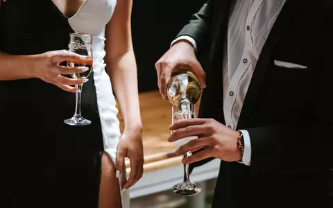 PATRU tipuri de rochii la modă pe care să le porți de sărbători sau la evenimente private