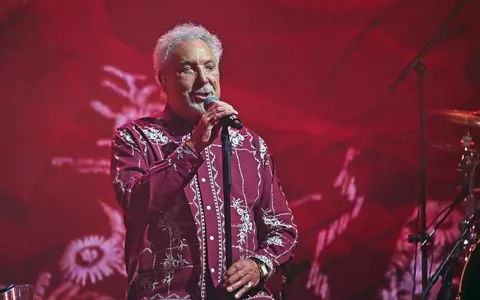 Tom Jones a suferit a doua operație de șold. Mesajul artistului de 82 de ani: "Pentru toţi cei îngrijoraţi..."