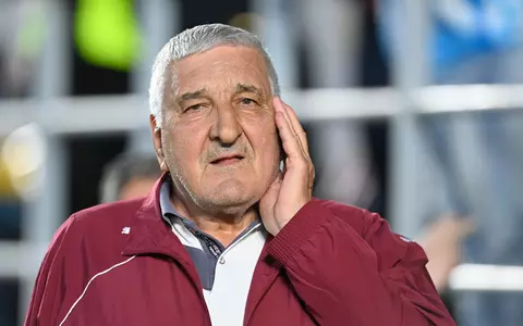 Rică Răducanu este dependent de jocurile de noroc: ”M-a învățat Viorel Lis cu păcănelele”. Soția îi ia banii, iar el se împrumută