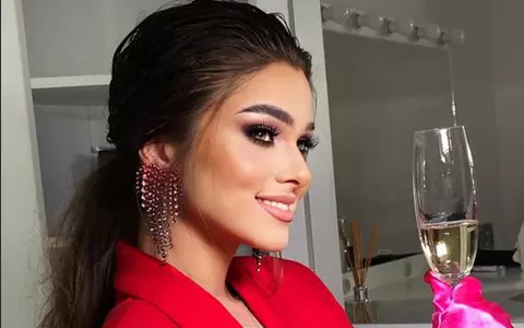 Theo Rose a susținut primul concert după ce s-a aflat că este însărcinată. A îmbrăcat o ținută sexy, cu abdomenul la vedere