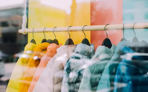 Vrei să fii sigură că nu îți va fi frig iarna aceasta?  Top 3 recomandări de îmbrăcăminte