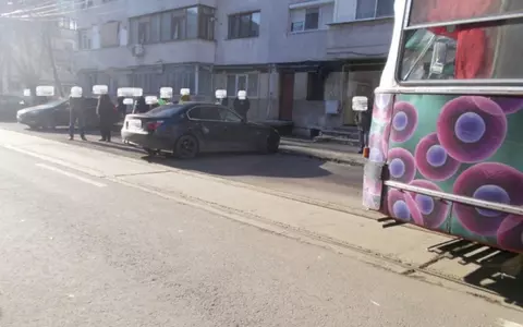 O șoferiță din Brăila a parcat mașina pe linia de tramvai și a plecat la salonul de înfrumusețare