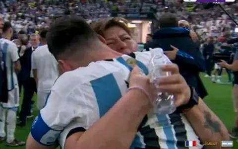 Cine e, de fapt, femeia care l-a îmbrățișat pe Messi după finala Cupei Mondiale. Mulți au crezut că e mama lui, Celia Cuccitini