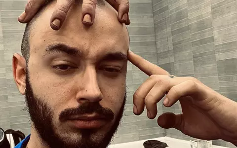 Cine este Victor Dorobanțu, actorul din serialul Wednesday de pe Netflix. Joacă rolul lui Thing