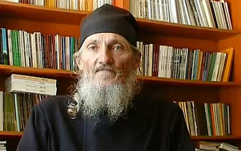 Cine este Dragoș Pâslaru, actorul care s-a călugarit după ce a fost bătut de mineri până la comă: „M-au tot lovit și nu muream”
