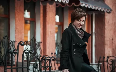 Mai poartă femeile costume?