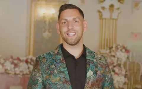 Gabriel Stoica, artistul abandonat în maternitate, ajută copiii și bătrânii părăsiți de cei dragi: "La casa de copii primeam doar o felie de cozonac"
