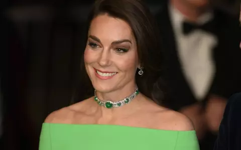 Kate Middleton, apariție de milioane într-o rochie verde de 2.500 de lei. Ce semnificație are colierul purtat și ce legătură are cu Prințesa Diana