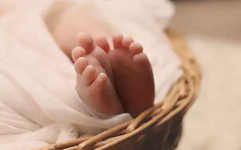 Bebeluș de opt luni abandonat în scara unui bloc. Mama a lăsat un bilet lângă copil: "Îmi este greu să..."