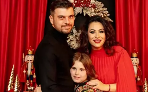 Oana Roman, ședință foto de Crăciun alături de Marius Elisei și fiica lor: "Este al 9-lea an împreună"