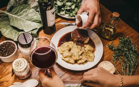 Cum asociem vinurile cu preparatele din carne? 3 recomandări