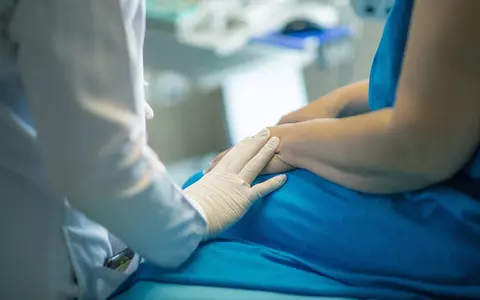 Cine este doctorița care a cerut șpagă unei gravide în timpul nașterii și a amenințat-o: "Mi-a spus să nu mă surprindă dacă rămân paralizată"