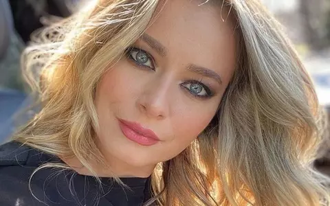 Cum arată Laura Cosoi în costum de baie, după ce a devenit mamă a treia oară. Și-a recăpătat silueta suplă: „Ai un corp de vis, arăți trăznet!”