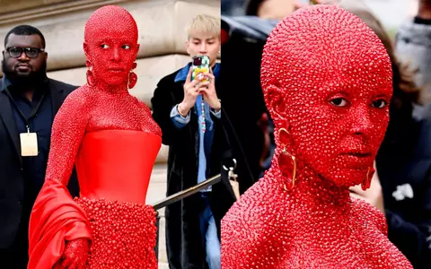 Doja Cat a avut cea mai șocantă apariție la Săptămâna Modei de la Paris. S-a acoperit complet în vopsea roșie și 30.000 de cristale Swarovski