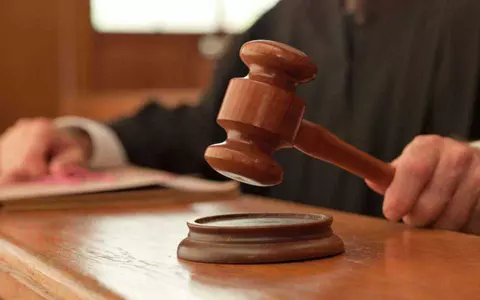 Un bărbat din Suceava a fost condamnat la un an de închisoare cu executare, pentru că a pălmuit o femeie peste fund: "Condamnat în trecut pentru viol"