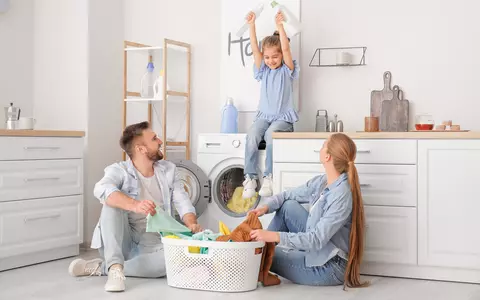 Cum să speli corect hainele? 3 sfaturi utile și produse recomandate