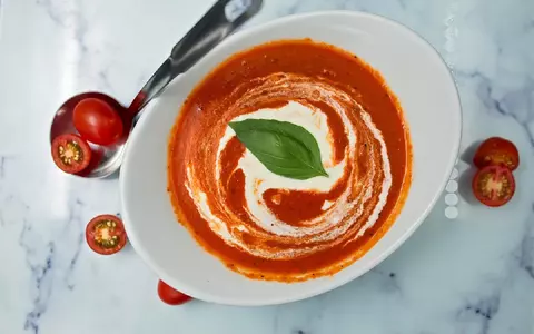 Supă cremă de roșii coapte cu crutoane și parmezan. O rețetă simplă și gustoasă