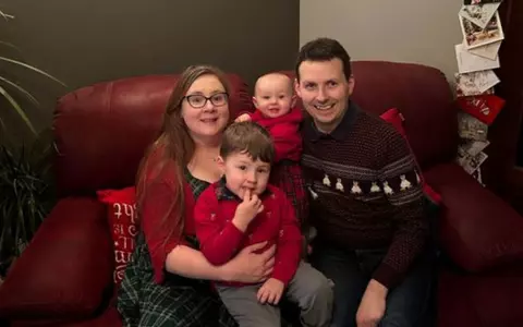 Un copil a învățat să citească singur la 2 ani și 4 luni. Știe să numere în șase limbi: "Prietenii lui abia recunosc câteva litere ale alfabetului"