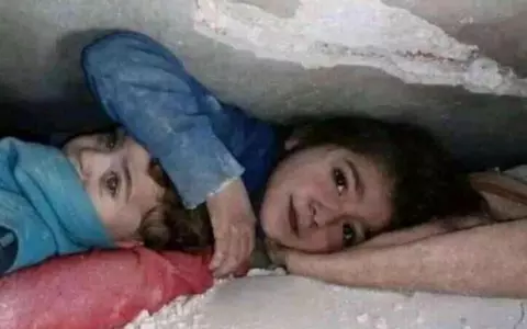O fetiță de șapte ani și-a protejat fratele mai mic timp de 17 ore sub dărâmături, după cutremurele din Siria și Turcia. Fotografia cu cei doi copii a ajuns virală