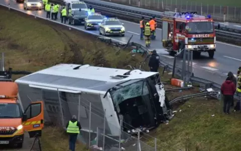 Trei români au murit într-un accident de autocar, în Slovenia. Mărturia tulburătoare a unui supraviețuitor: "Șoferul a ațipit și a ieșit de pe autostradă"