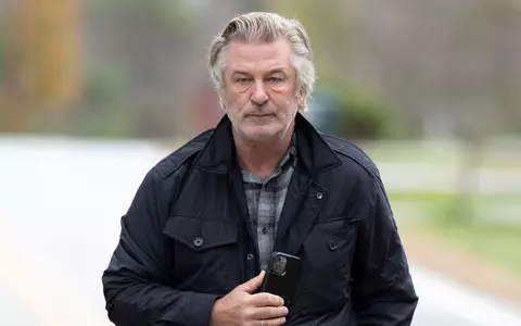Alec Baldwin este dat din nou în judecată. Actorul e acuzat de stres posttraumatic, după incidentul în care Halyna Hutchins a murit