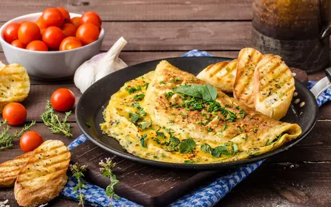 Cea mai delicioasă rețetă de omletă pentru micul dejun. Nu trebuie să adaugi lapte