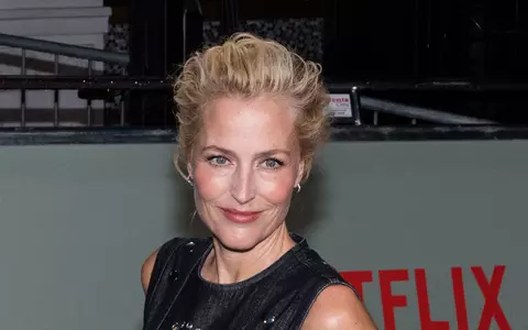 "Ca femei, știm că sexul înseamnă mai mult decât sex". De ce le cere Gillian Anderson femeilor să-i trimită scrisori cu fanteziile lor sexuale