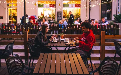 Mergi la o întâlnire? 5 outfit-uri pe care să le porți