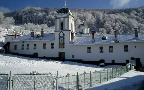 Un călugăr de la Mănăstirea Frăsinei a fost arestat preventiv pentru că ar fi violat doi copii,  chiar în mănăstire