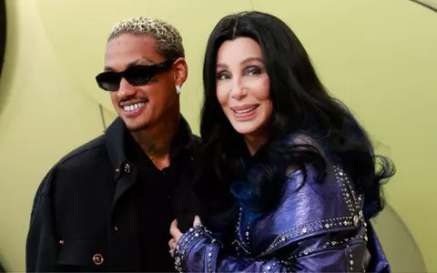 Cher (76 de ani) și iubitul ei (37 de ani), sărut pasional la prezentarea de modă Versace. S-au afișat pentru prima dată împreună pe covorul roșu