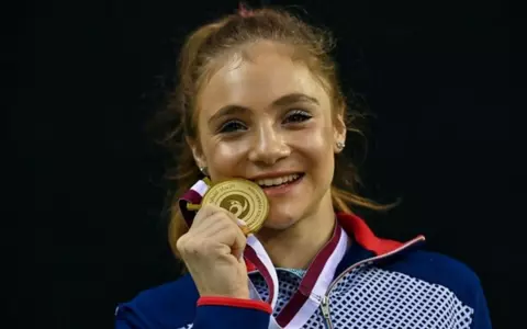 Cine e Sabrina Voinea, gimnasta de 15 ani care a câștigat două medalii de aur la Doha: "Vreau doar să merg la Olimpiada din 2024"