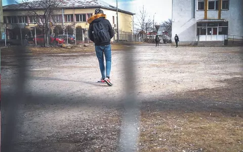 Un copil de 12 ani a fost închis într-o cușcă și bătut cu bestialitate de colegii de clasă, la o școală din Bacău. Elevii s-au ales cu dosar penal