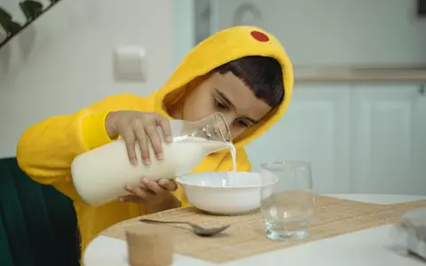 Ai încetat alăptarea și nu știi ce să-i oferi, în continuare, copilului? Află ce alternative ai la dispoziție