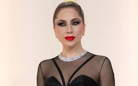 Lady Gaga a apărut nemachiată și îmbrăcată în blugi rupți la Oscar 2023. Transformarea spectaculoasă a artistei, pe scenă