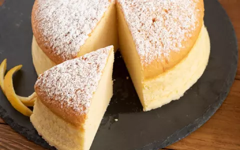 Pască cu blat din pandișpan și brânză dulce. Rețeta ideală pentru Paște