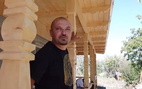 Cum arată casa de la țară a lui Puya. Este din lut și cu numeroase motive tradiționale: ”Lumea ar veni cu un buldozer și ar lua tot să ducă la gunoi”