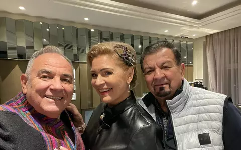 George Rotaru s-a fotografiat cu mașina regretatei lui iubite, Naarghita: ”Cu ea am făcut numeroase turnee prin țară...” Unde a găsit celebrul autoturism /EXCLUSIV