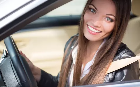 Top 3 motive pentru care femeile adoră mașinile sport