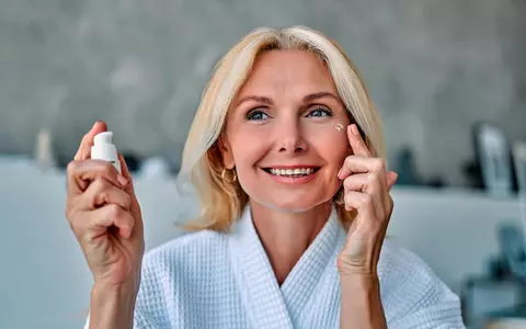 Îngrijirea pielii mature: cum alegi produsele de make-up care să minimizeze ridurile