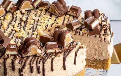 Rețetă cheesecake Kinder Bueno. Un desert delicios și fără coacere