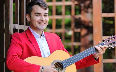 Marian Toma a murit în urma unui AVC, la 31 de ani. A fost solist vocal la Ansamblul Profesionist „Doina Oltului”